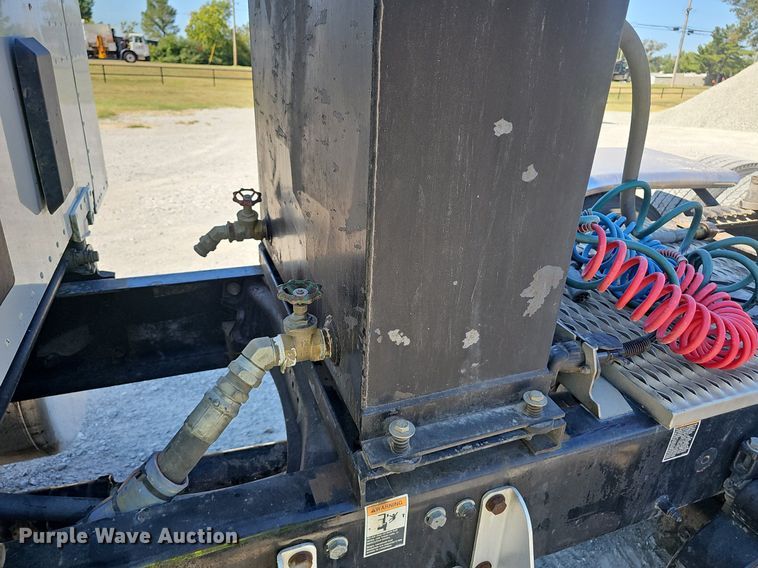 image for item NX9178 2016 Peterbilt 579 semi truck