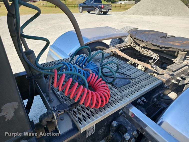 image for item NX9178 2016 Peterbilt 579 semi truck