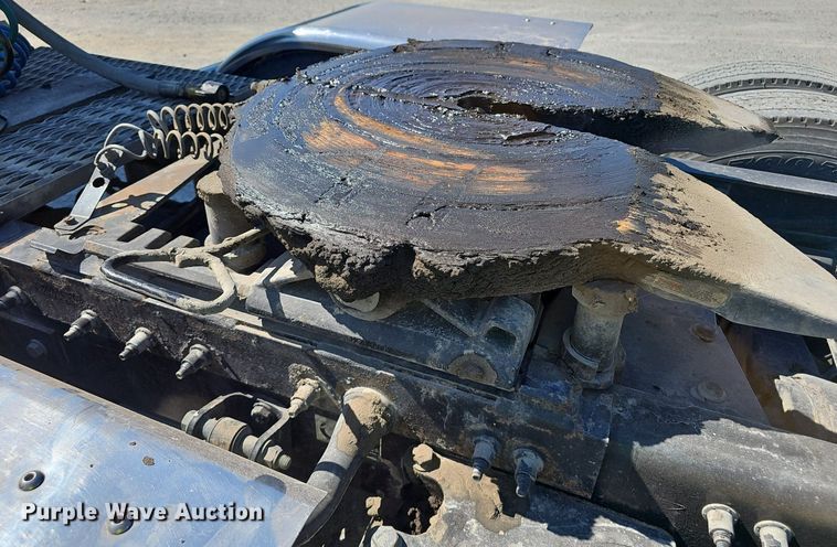 image for item NX9178 2016 Peterbilt 579 semi truck