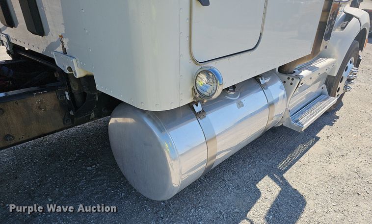 image for item NX9178 2016 Peterbilt 579 semi truck