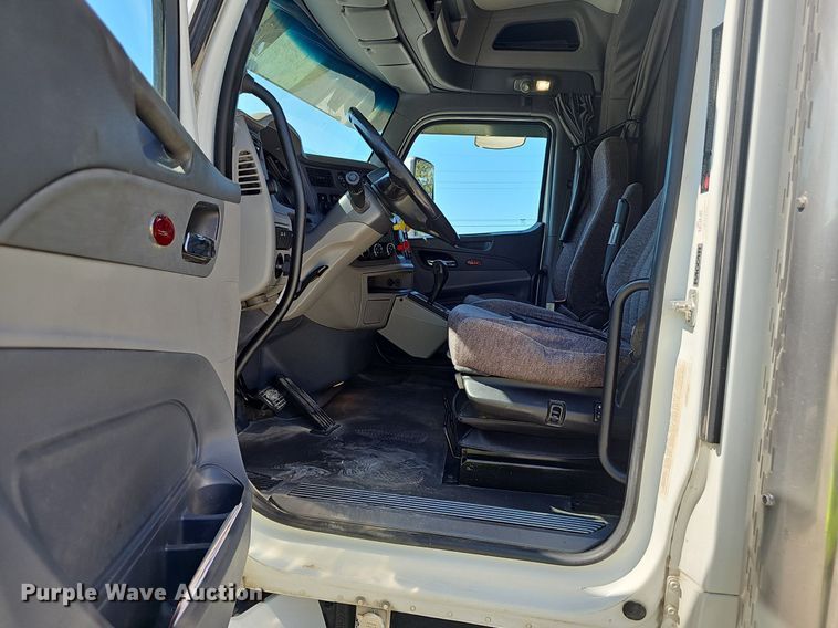 image for item NX9178 2016 Peterbilt 579 semi truck