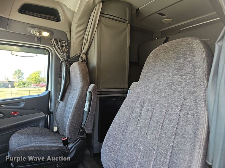 image for item NX9178 2016 Peterbilt 579 semi truck