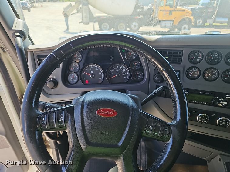 image for item NX9178 2016 Peterbilt 579 semi truck