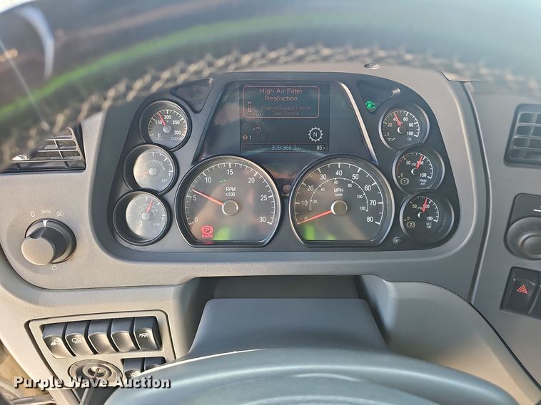 image for item NX9178 2016 Peterbilt 579 semi truck