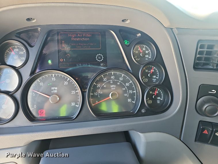 image for item NX9178 2016 Peterbilt 579 semi truck