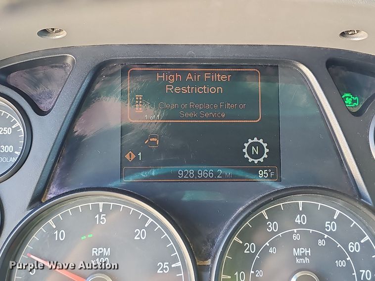 image for item NX9178 2016 Peterbilt 579 semi truck