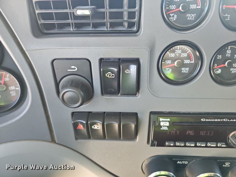 image for item NX9178 2016 Peterbilt 579 semi truck