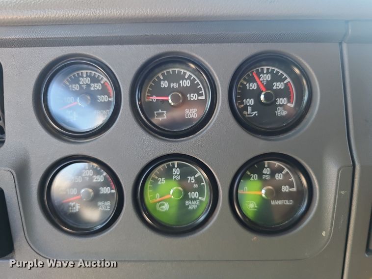 image for item NX9178 2016 Peterbilt 579 semi truck