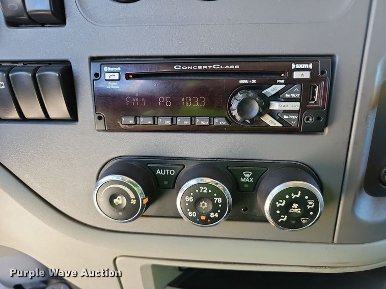 image for item NX9178 2016 Peterbilt 579 semi truck