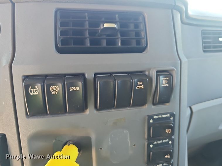 image for item NX9178 2016 Peterbilt 579 semi truck