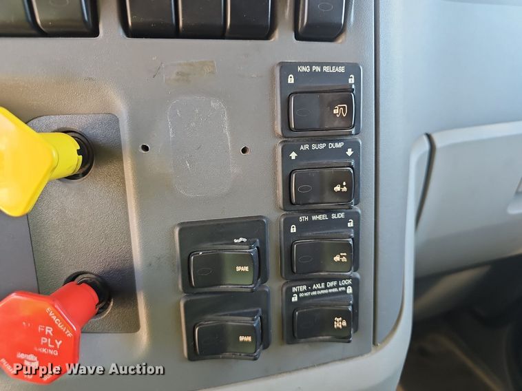 image for item NX9178 2016 Peterbilt 579 semi truck