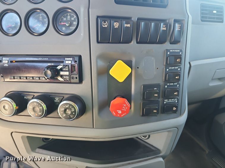 image for item NX9178 2016 Peterbilt 579 semi truck