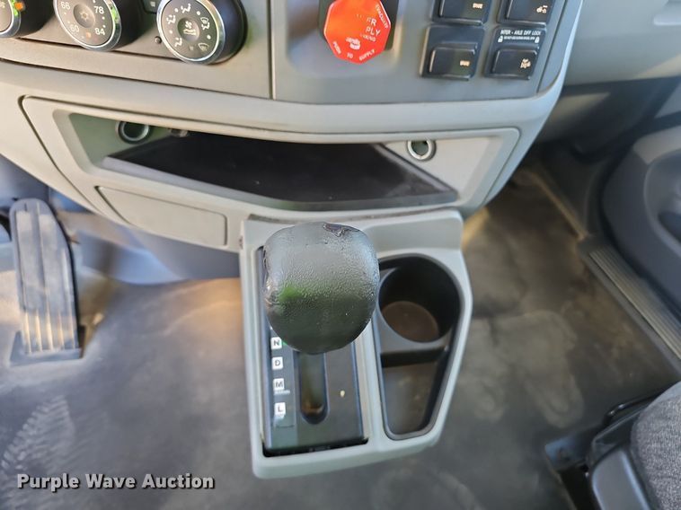 image for item NX9178 2016 Peterbilt 579 semi truck