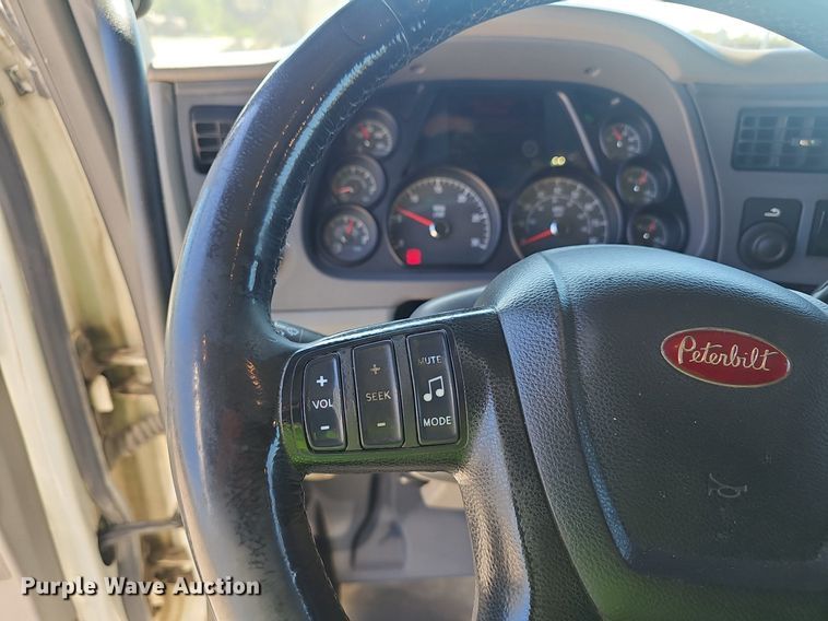 image for item NX9178 2016 Peterbilt 579 semi truck