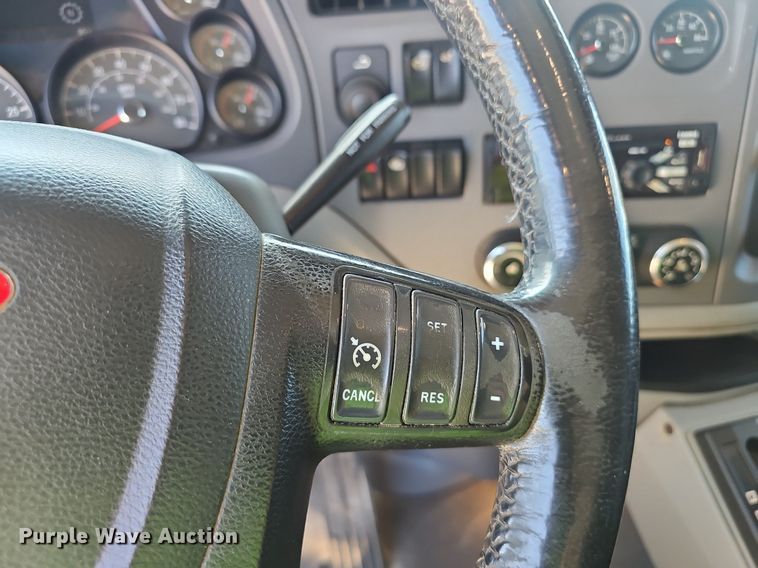 image for item NX9178 2016 Peterbilt 579 semi truck