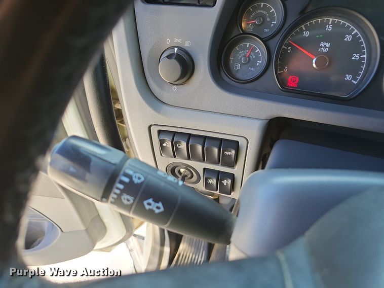 image for item NX9178 2016 Peterbilt 579 semi truck