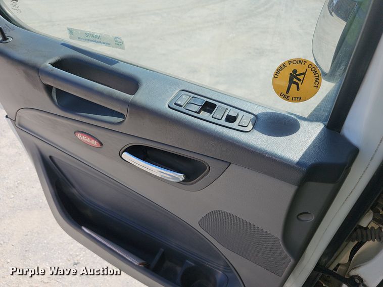 image for item NX9178 2016 Peterbilt 579 semi truck