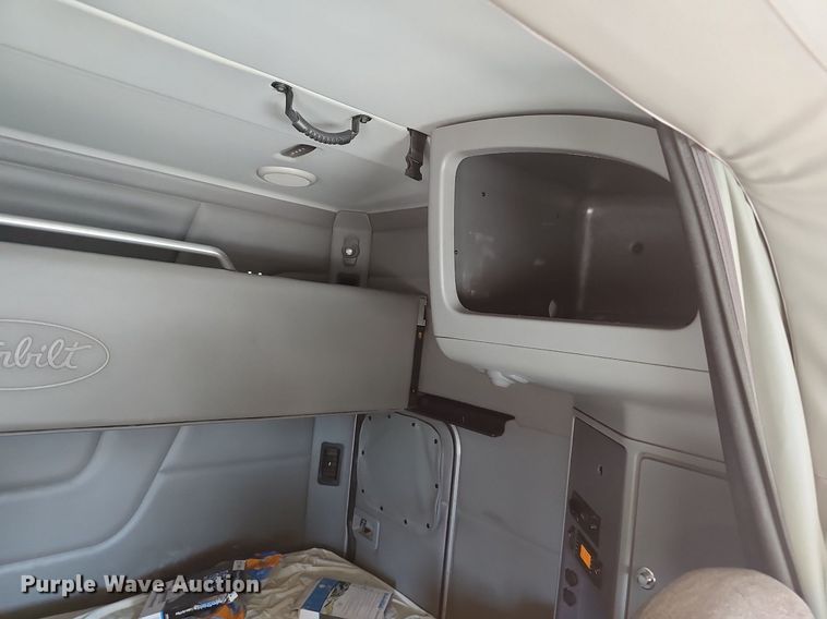 image for item NX9178 2016 Peterbilt 579 semi truck