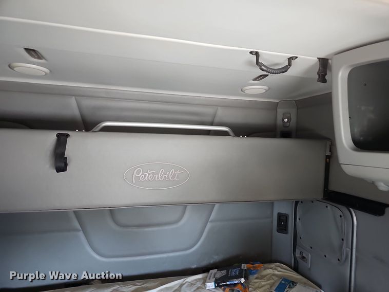 image for item NX9178 2016 Peterbilt 579 semi truck