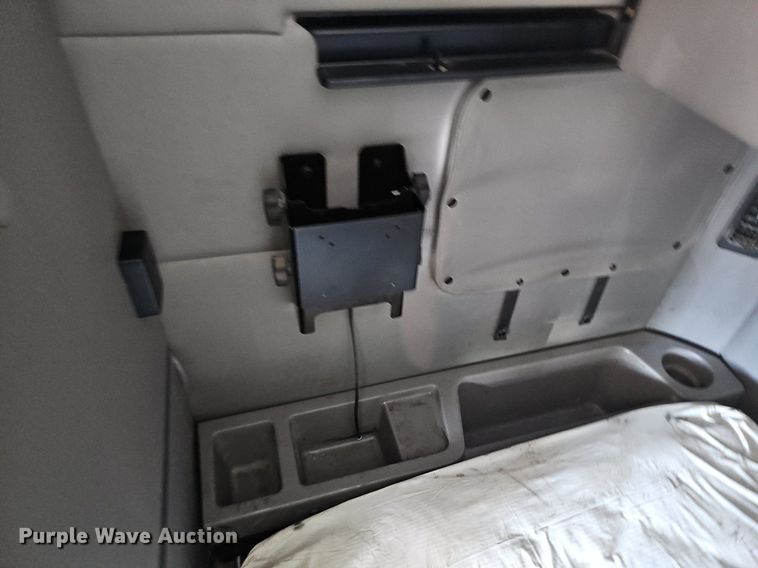 image for item NX9178 2016 Peterbilt 579 semi truck