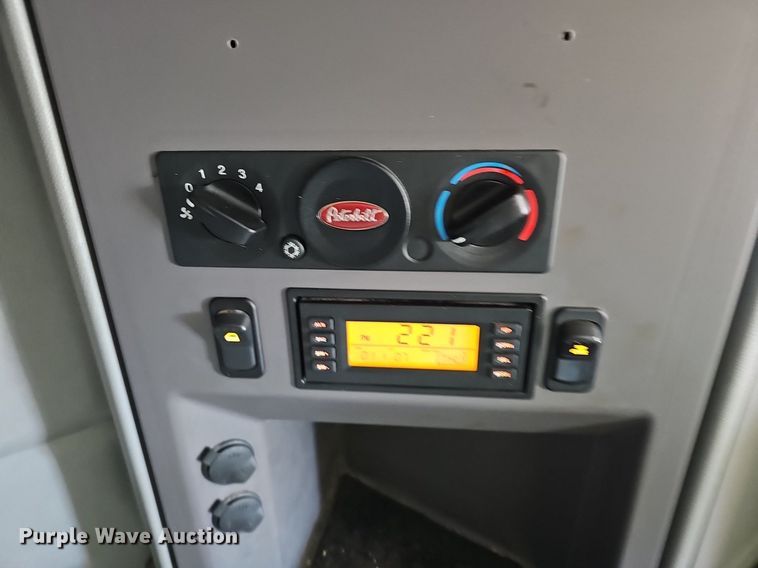 image for item NX9178 2016 Peterbilt 579 semi truck