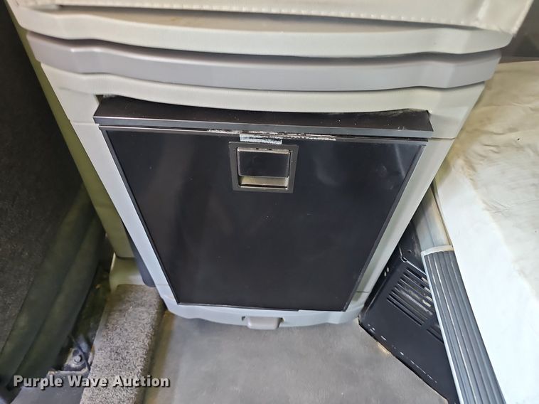 image for item NX9178 2016 Peterbilt 579 semi truck