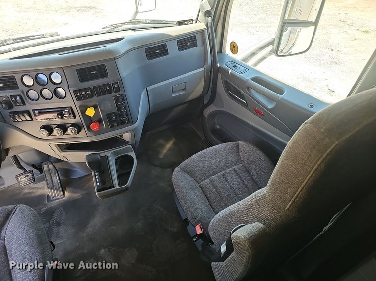 image for item NX9178 2016 Peterbilt 579 semi truck