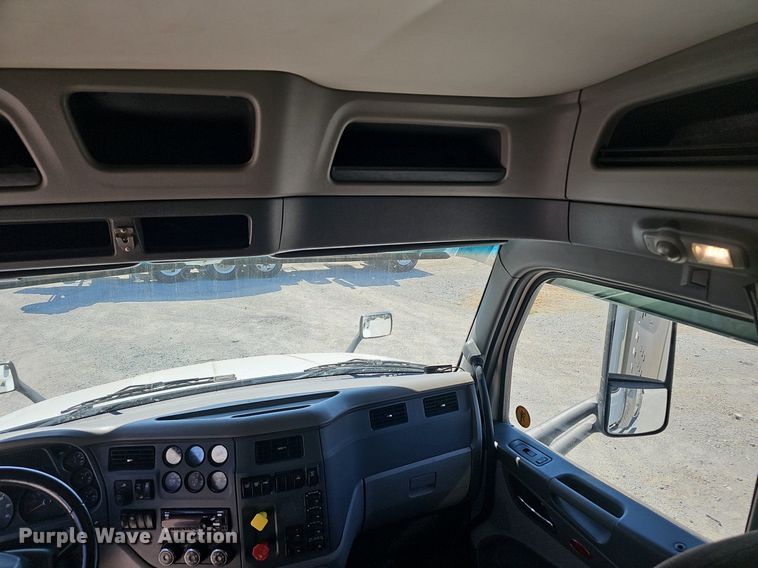 image for item NX9178 2016 Peterbilt 579 semi truck