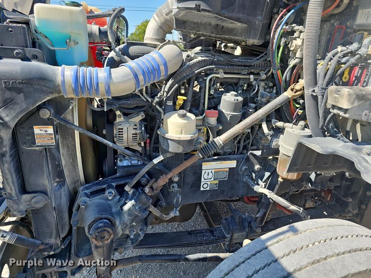 image for item NX9178 2016 Peterbilt 579 semi truck