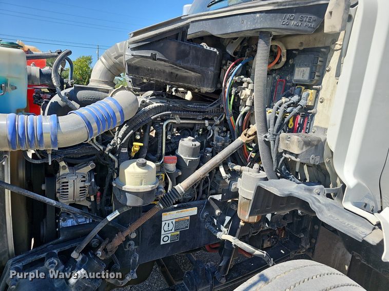 image for item NX9178 2016 Peterbilt 579 semi truck