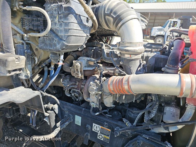 image for item NX9178 2016 Peterbilt 579 semi truck