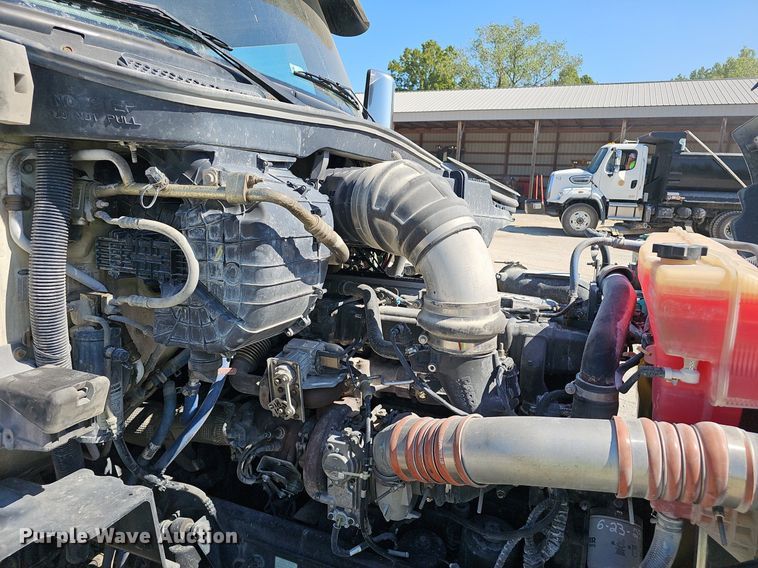 image for item NX9178 2016 Peterbilt 579 semi truck