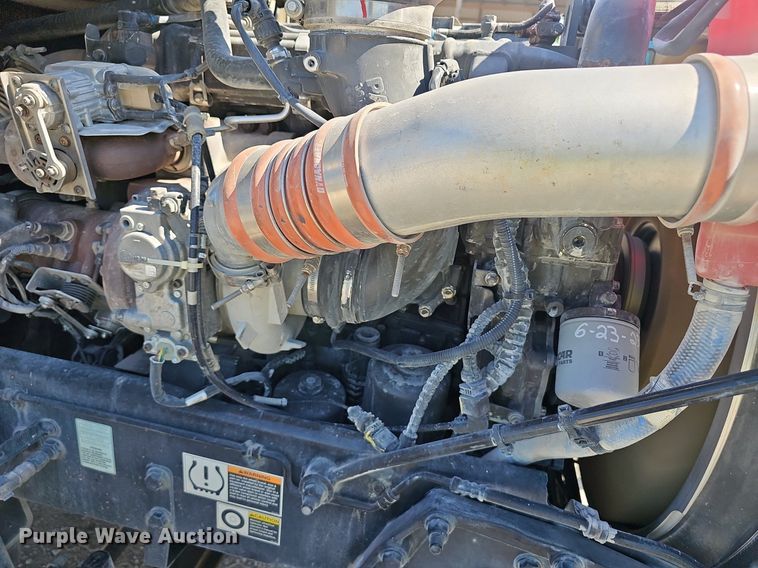 image for item NX9178 2016 Peterbilt 579 semi truck