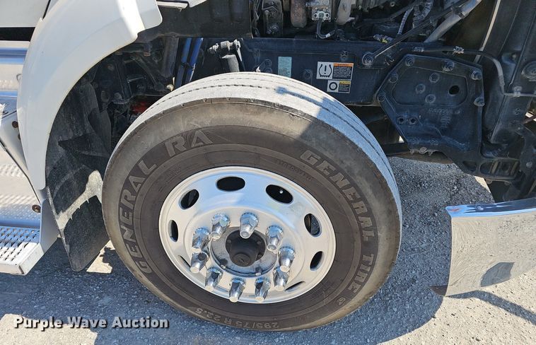 image for item NX9178 2016 Peterbilt 579 semi truck