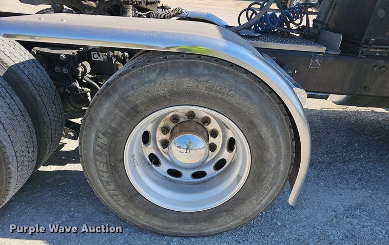 image for item NX9178 2016 Peterbilt 579 semi truck