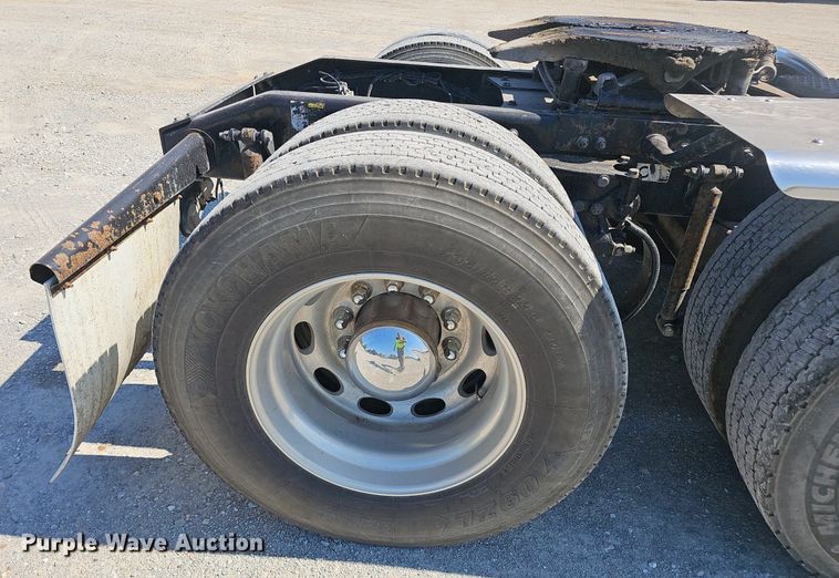 image for item NX9178 2016 Peterbilt 579 semi truck