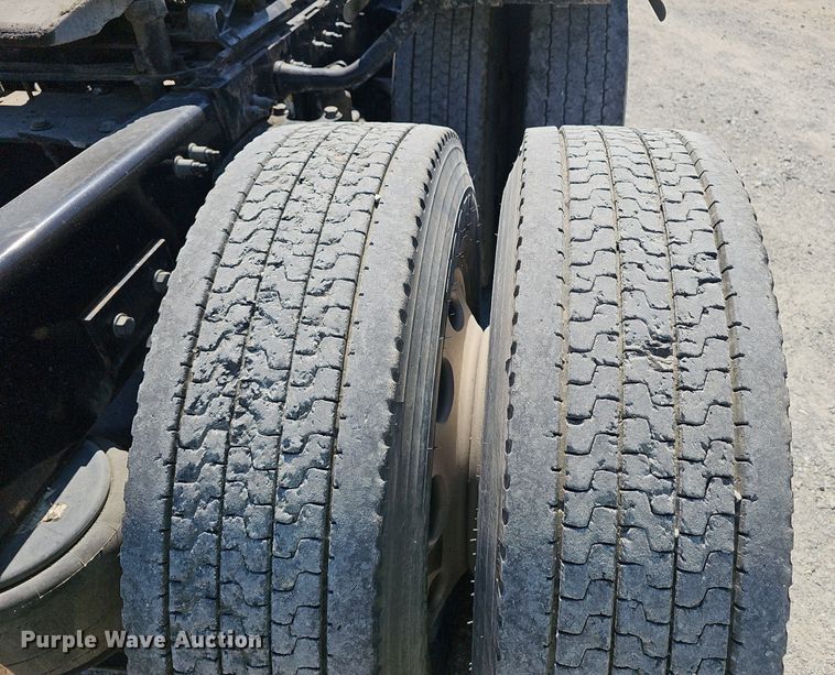 image for item NX9178 2016 Peterbilt 579 semi truck