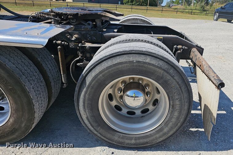 image for item NX9178 2016 Peterbilt 579 semi truck