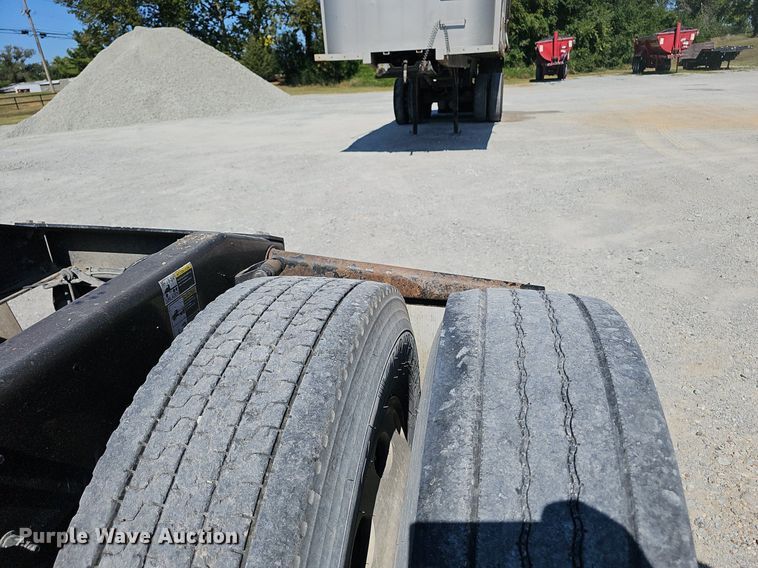 image for item NX9178 2016 Peterbilt 579 semi truck