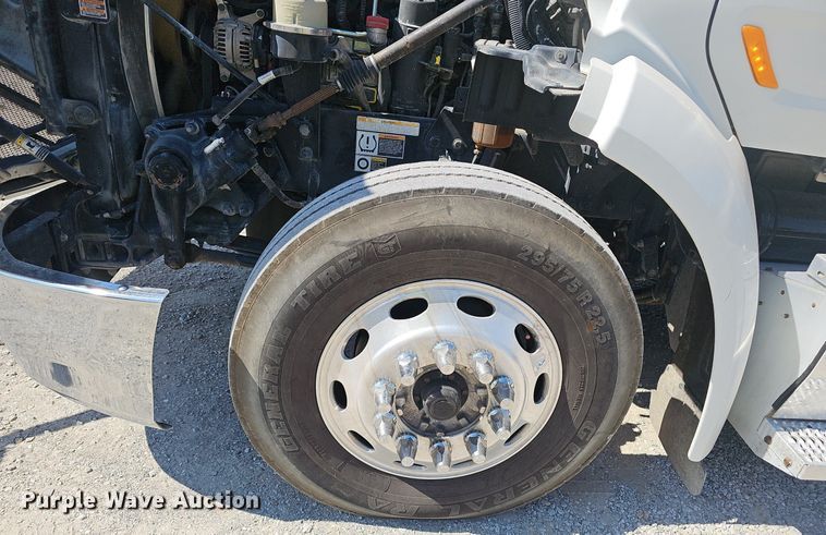 image for item NX9178 2016 Peterbilt 579 semi truck