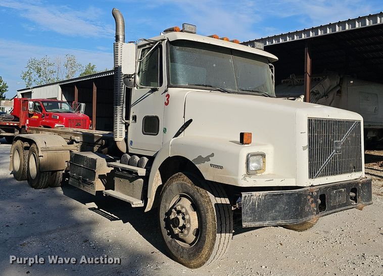 image for item NX9205 1999 Volvo WG roll-off container truck