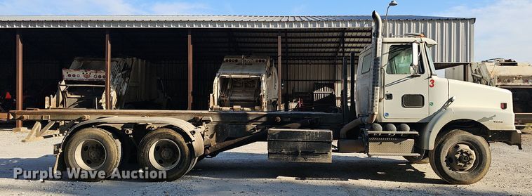 image for item NX9205 1999 Volvo WG roll-off container truck