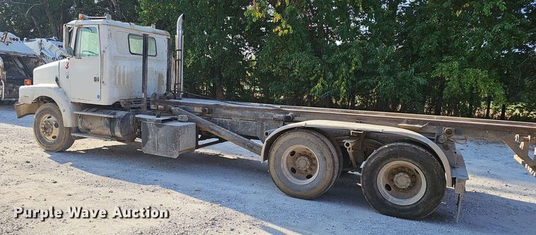 image for item NX9205 1999 Volvo WG roll-off container truck