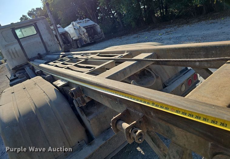 image for item NX9205 1999 Volvo WG roll-off container truck