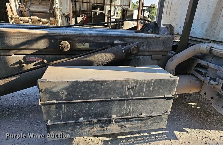 image for item NX9205 1999 Volvo WG roll-off container truck