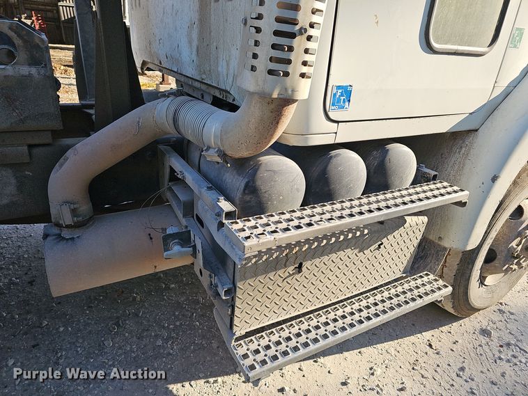 image for item NX9205 1999 Volvo WG roll-off container truck