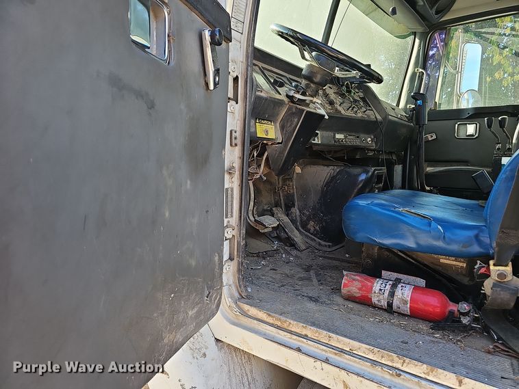 image for item NX9205 1999 Volvo WG roll-off container truck