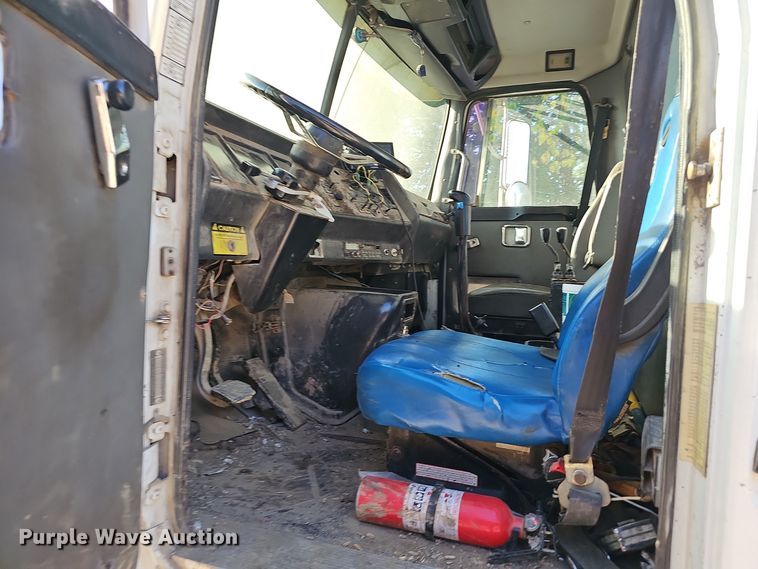 image for item NX9205 1999 Volvo WG roll-off container truck