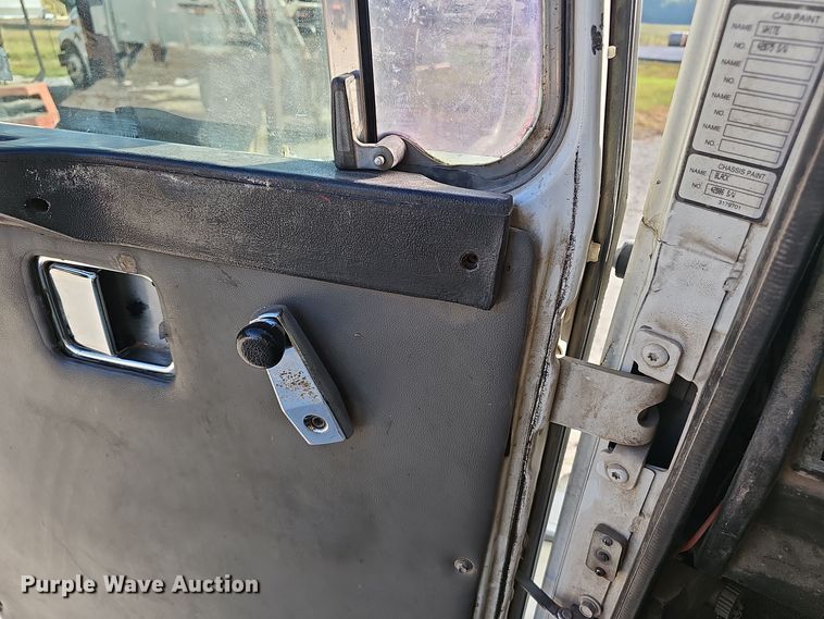 image for item NX9205 1999 Volvo WG roll-off container truck