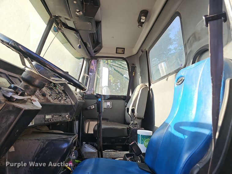 image for item NX9205 1999 Volvo WG roll-off container truck